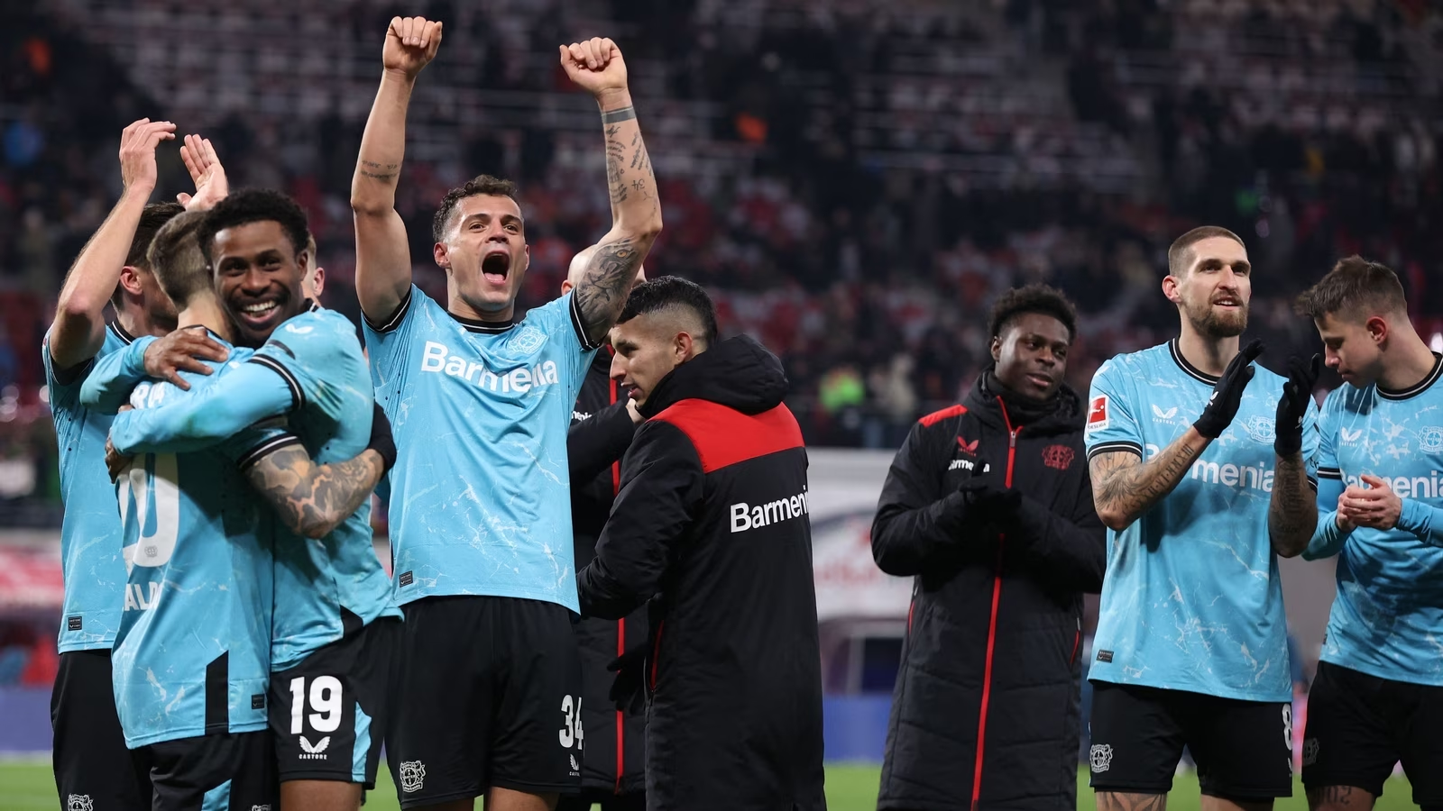 Leverkusen ăn mừng sau trận thắng Leipzig ngược dòng 
